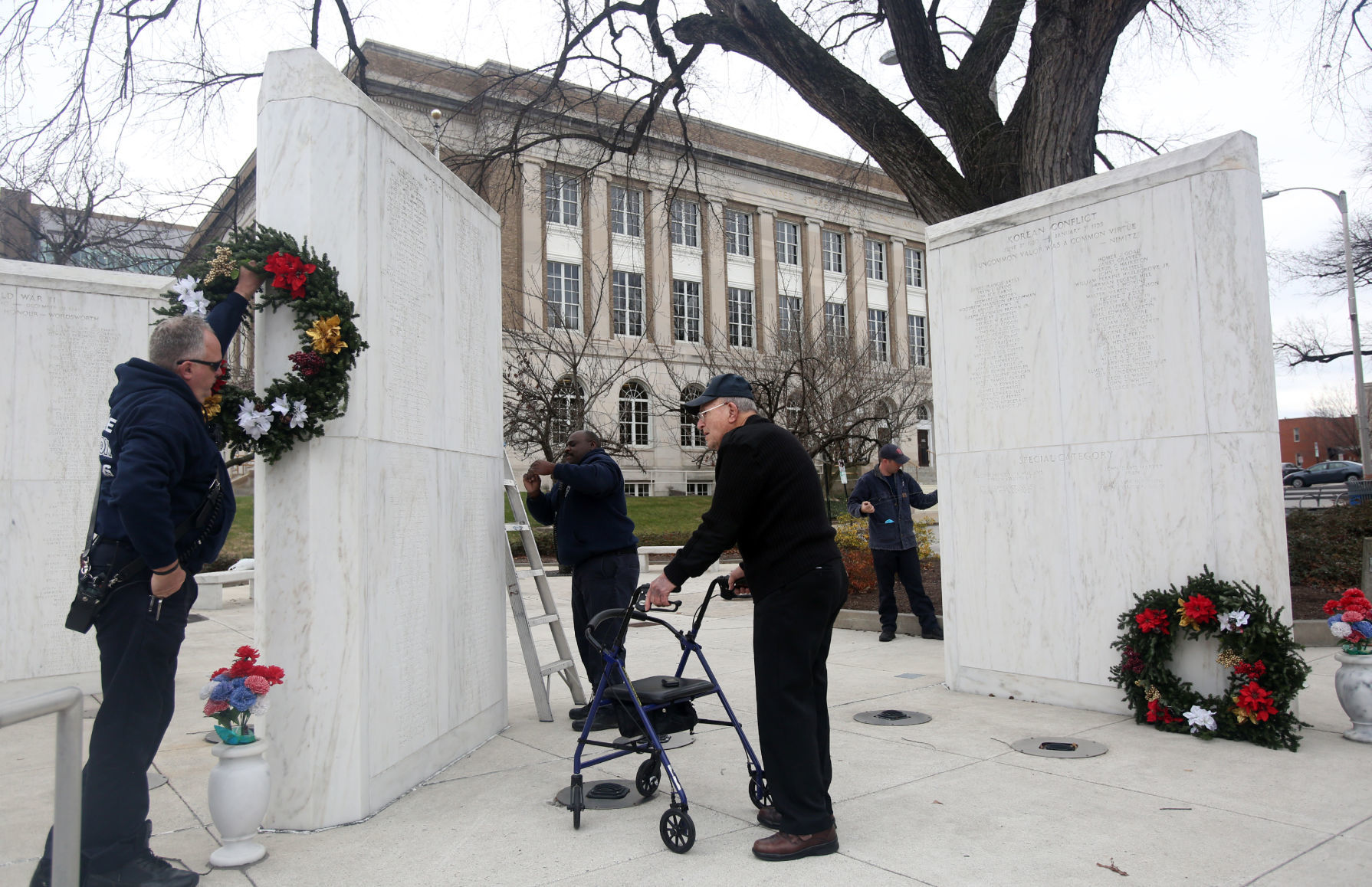 hr warmemorialwreaths 112919 p03